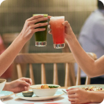 Brindando con vasos de jugo