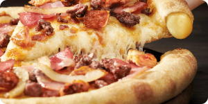 Pizza de carnes frías