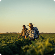 2 agricultores parados en medio del campo